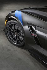 2017-Chevrolet-Corvette-GrandSport-004.jpg