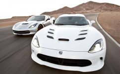 Viper-vs-C7-Vette.jpg