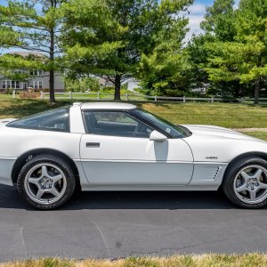 1995 Corvette ZR-1 in Arctic White