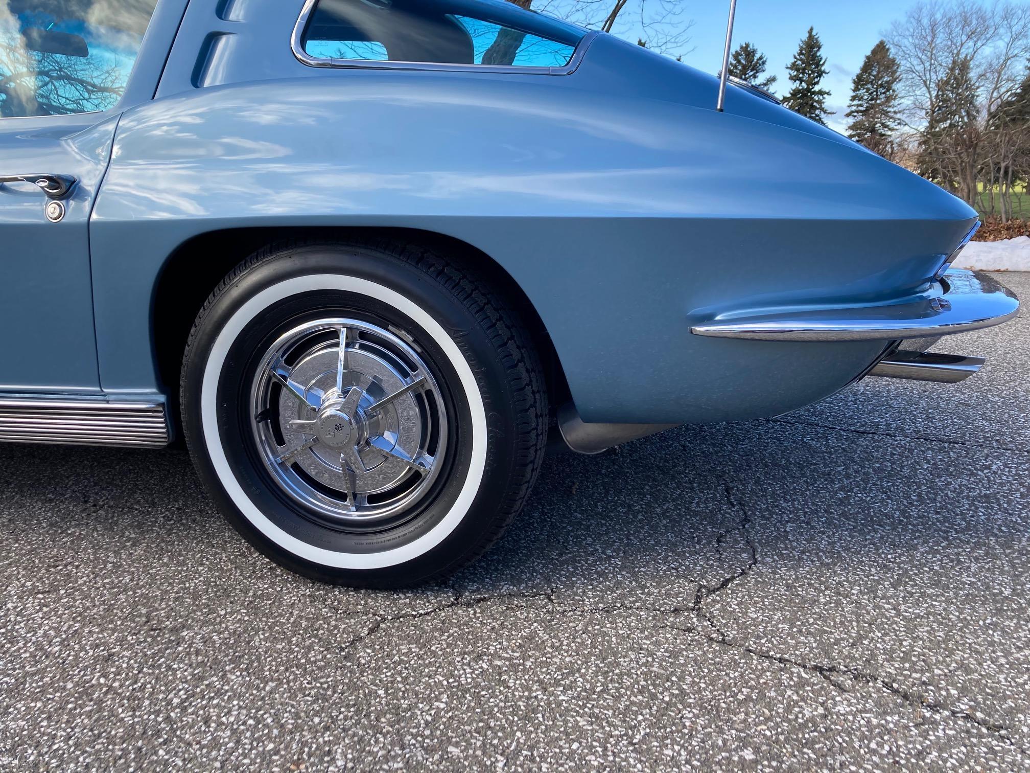 1963 Corvette Split Window Coupe in Silver Blue