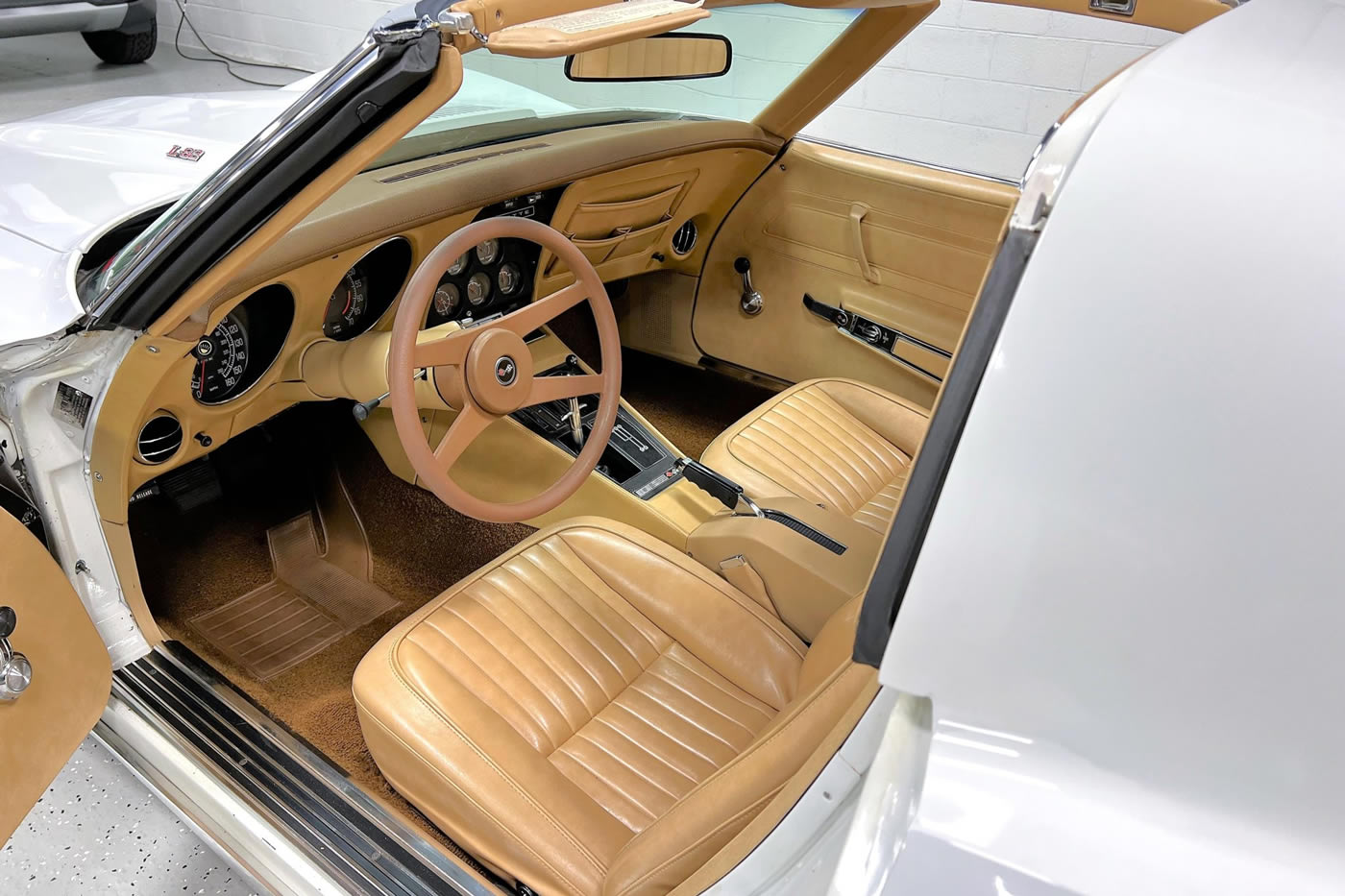 1976 Corvette in Classic White