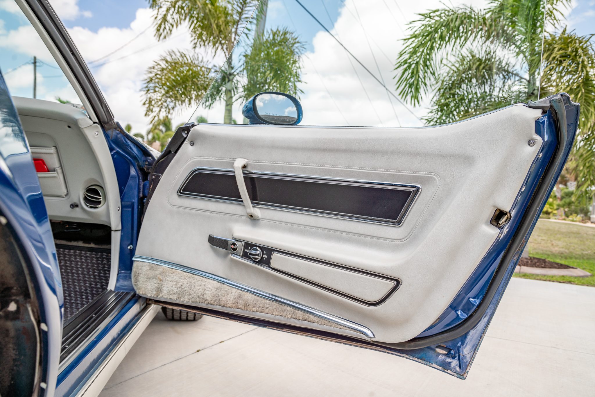 1977 Corvette in Corvette Dark Blue