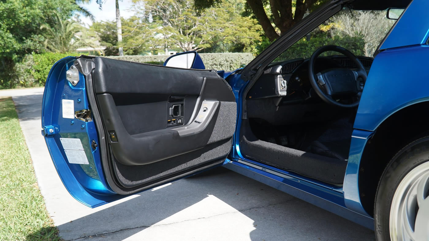 1991 Corvette ZR-1 in Quasar Blue Metallic
