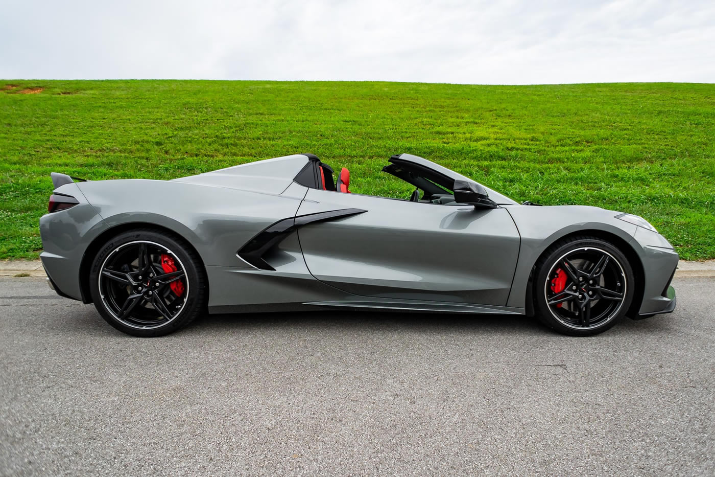 2022 Corvette Stingray Convertible in Hypersonic Gray Metallic